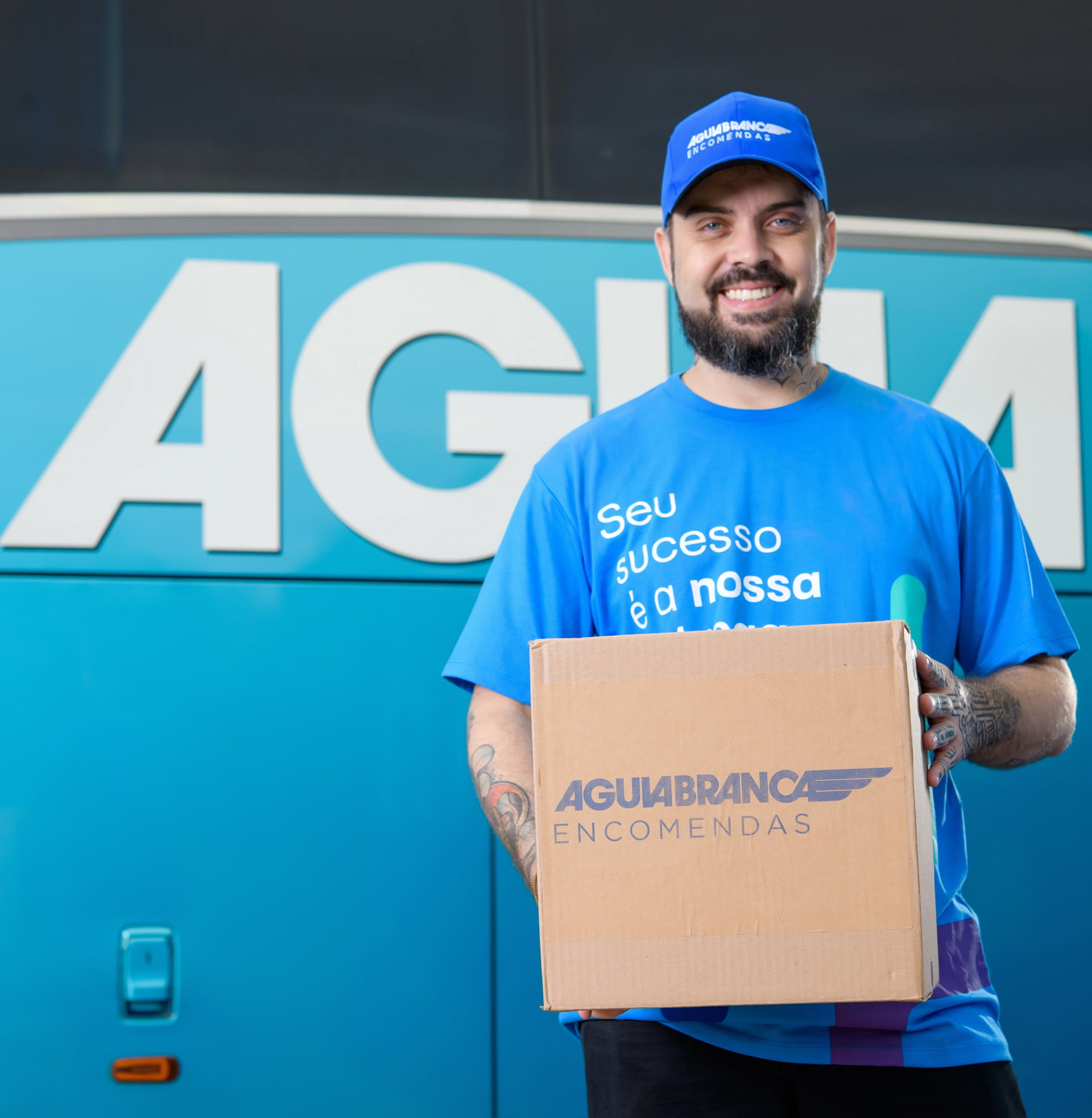 Homem segurando uma caixa com o logo da Águia Branca Encomendas